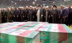 رهبر انقلاب بر پیکر رئیس‌جمهور شهید و همراهان ایشان نماز اقامه کردند