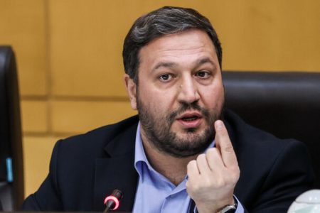عضو هیات رئیسه مجلس: باید مردم را در جریان مسائل داخلی و خارجی کشور قرار داد